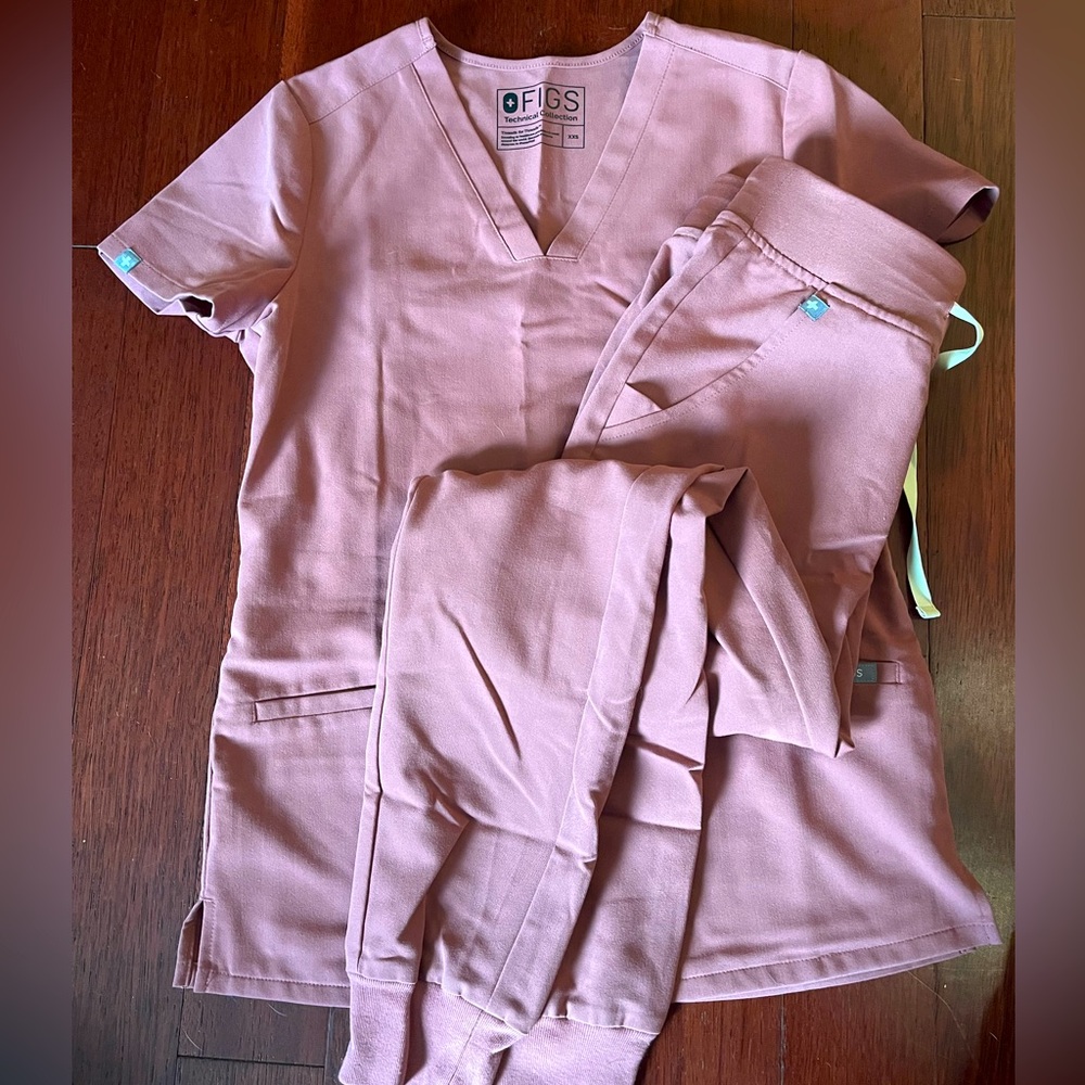 FIGS Mauve scrub set in XXS